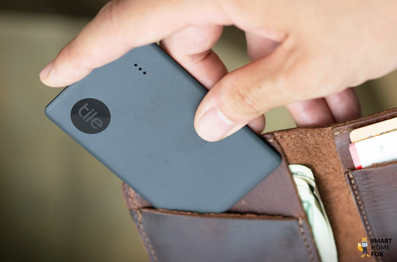 Tile Slim Tracker wird in Portemonnaie geschoben